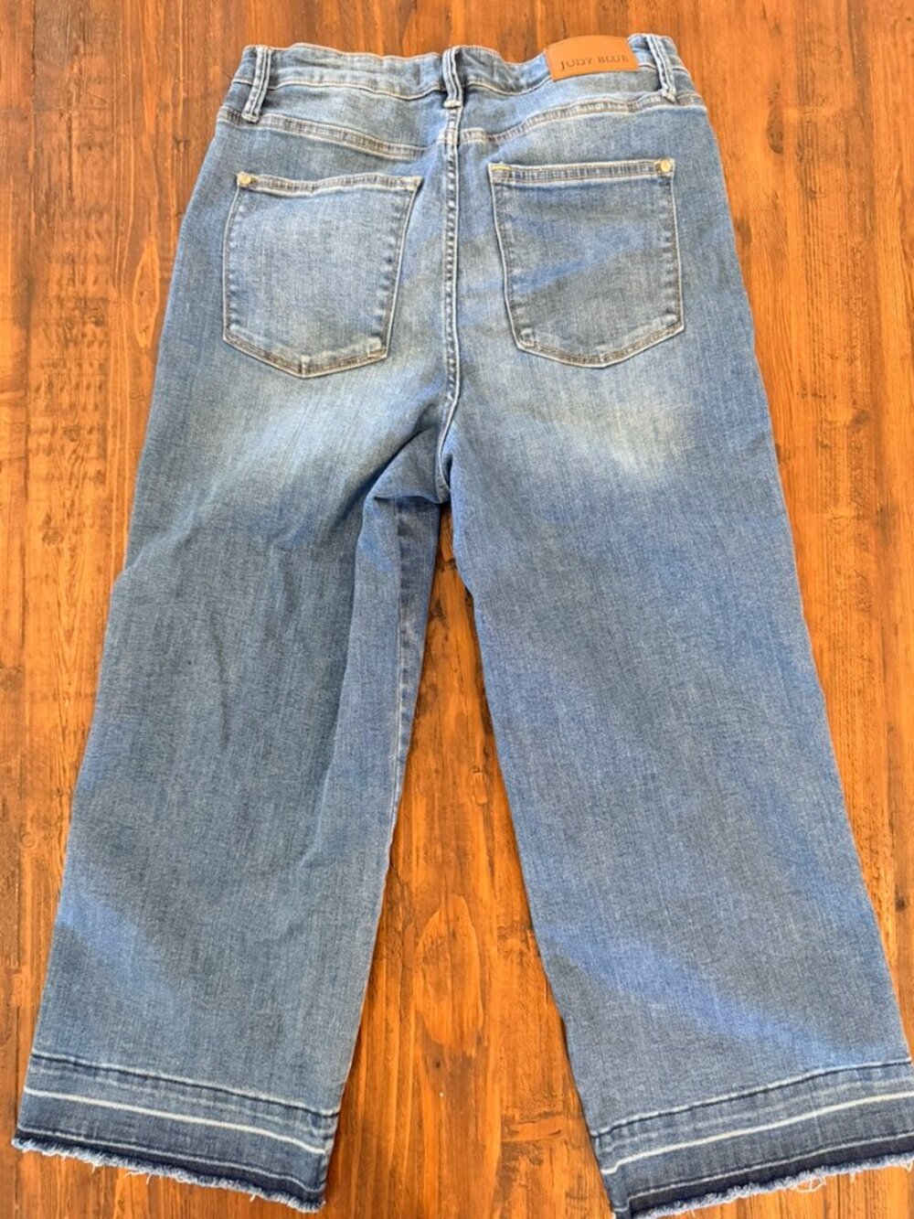 Judy Blue Wide Crop Jeans (13/31) / High Rise/ Raw Hem/ Medium Wash - Picture 3 of 6